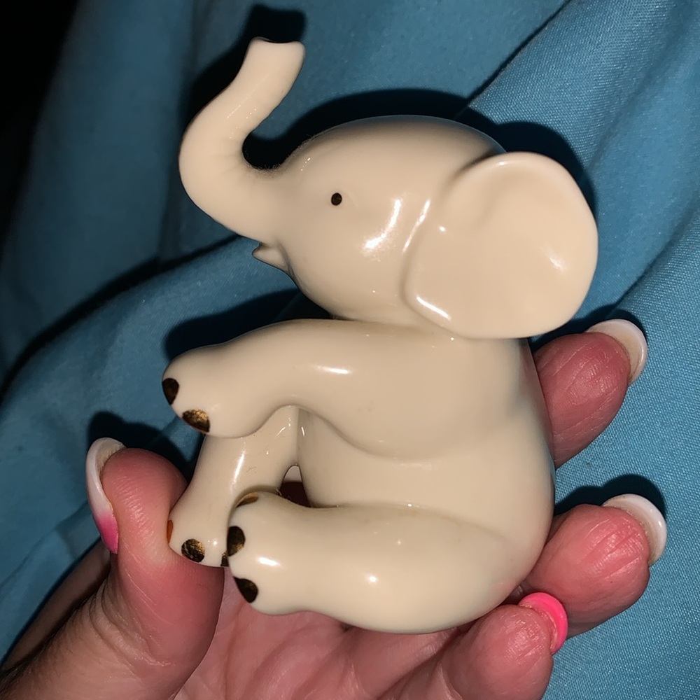 Lenox Cream Elephant Figurine with Gold Details - Picture 3 of 7